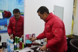 凡人故事｜一生只做理发师！退休后的他为上千人免费理发