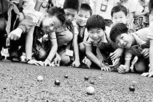 90后经典游戏《玻璃珠》，儿时最爱的游戏之一，你玩过吗？