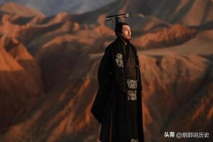 荆轲是著名的刺客，为什么和秦始皇单挑，不仅打不过，还被刺8剑