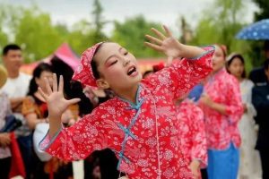 镇江不雅视频涉事老师被当地教育机构处罚，被二次羞辱是何道理？