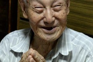 他随日军侵略中国，被俘后加入八路军，为和平奔波呼吁到终老