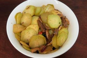 西兰花很多人只吃叶子，茎才是宝，营养很高，正当季，别不懂吃