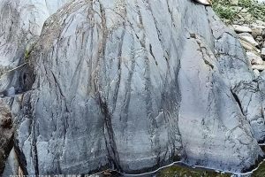 天上的事_第一回女娲炼石补天_遗石通灵作乱